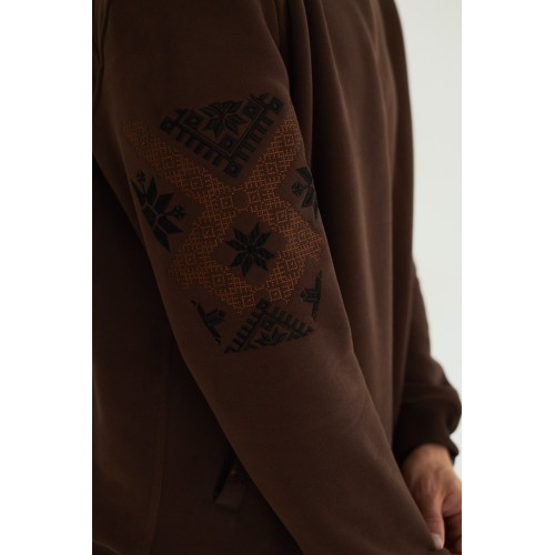 Толстовка с высоким воротником в коричневом цвете