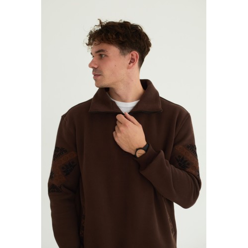 Толстовка с высоким воротником в коричневом цвете