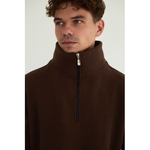 Толстовка с высоким воротником в коричневом цвете