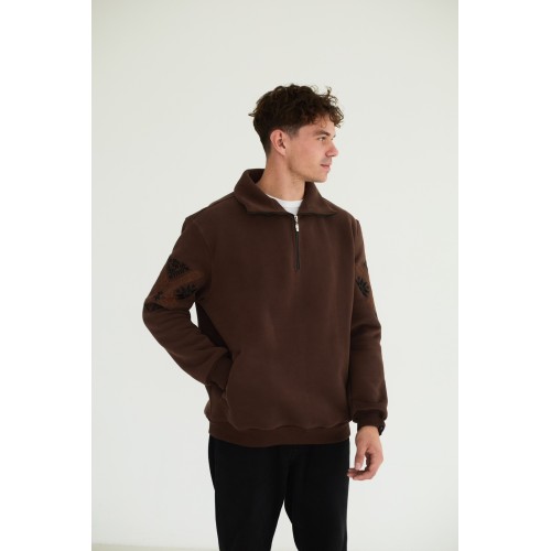 Толстовка с высоким воротником в коричневом цвете