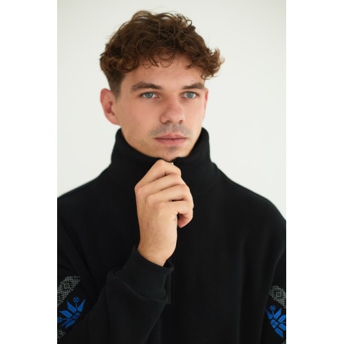 Толстовка с высоким воротником в черном цвете