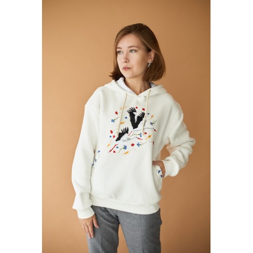 Женская худи с вышивкой "Бусел в композиции цветов " в молочном цвете