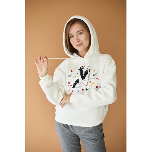 Женская худи с вышивкой "Бусел в композиции цветов " в молочном цвете