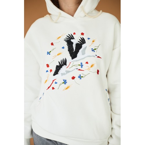 Женская худи с вышивкой "Бусел в композиции цветов " в молочном цвете Женская худи с вышивкой "Бусел в композиции цветов " в молочном цвете