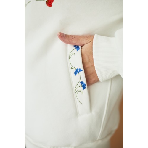 Женская худи с вышивкой "Бусел в композиции цветов " в молочном цвете