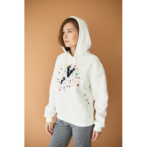 Женская худи с вышивкой "Бусел в композиции цветов " в молочном цвете