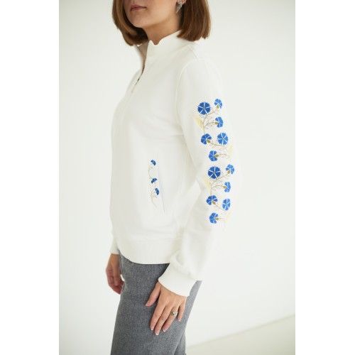 Бомбер на молнии с вышивкой "Васильки" в молочном цвете