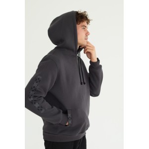 Худи мужская с орнаментом на рукавах