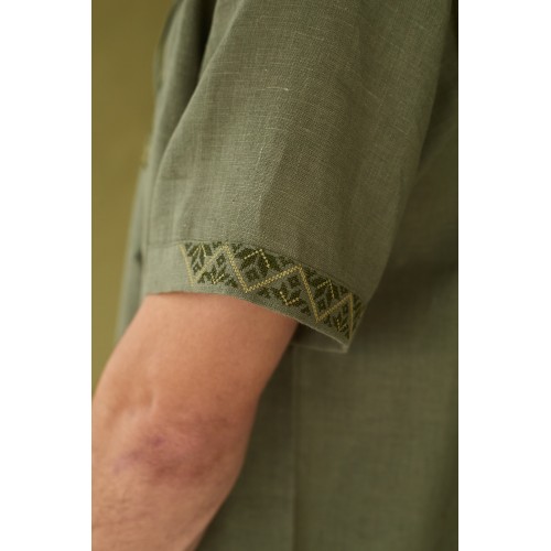 Льняная мужская рубашка в цвете хаки с орнаментом "МОНО"