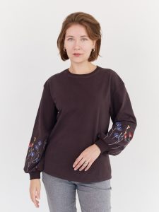 Лонгслив из плотного трикотажа в темно-коричневом цвете с вышивкой